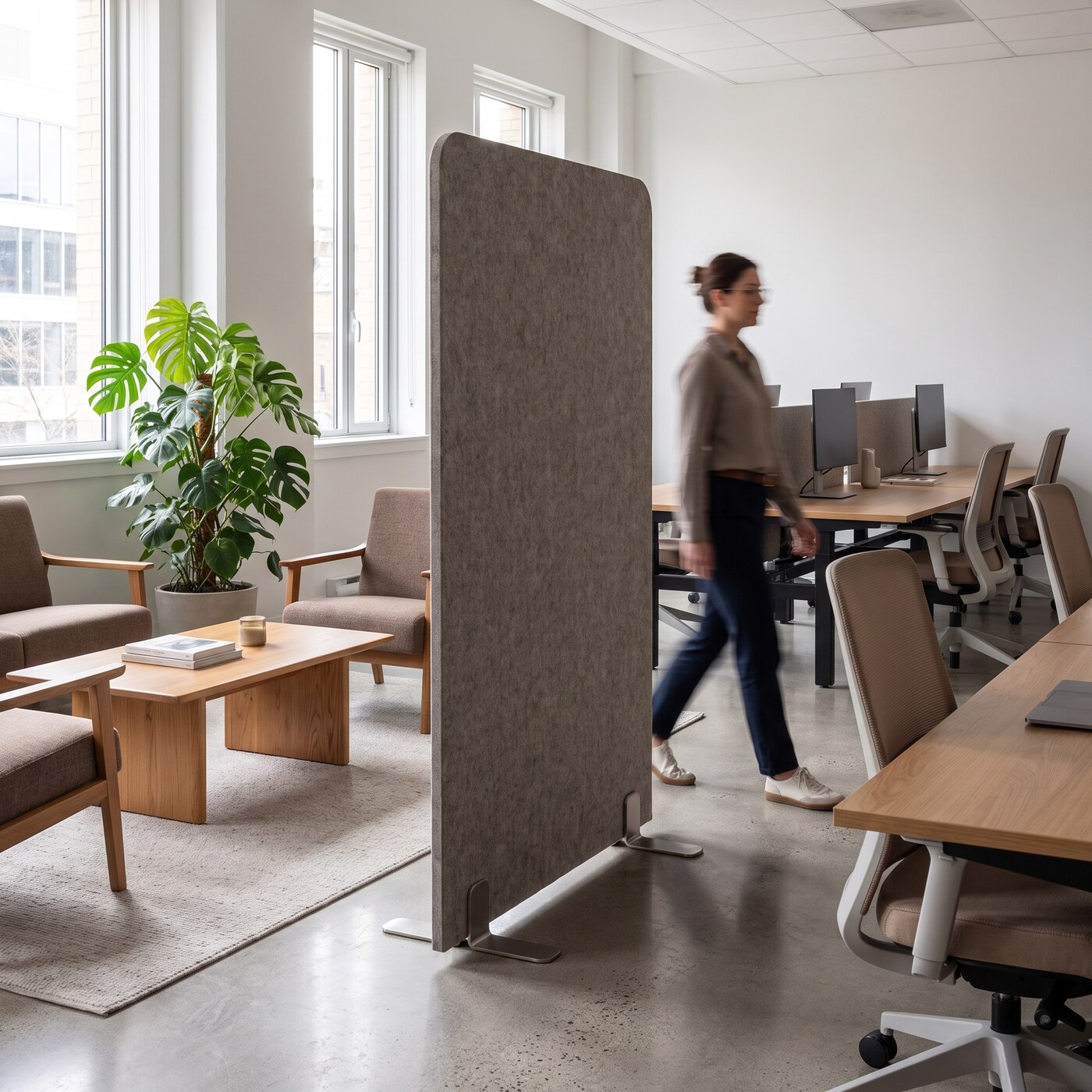 Freistehender PET-Raumtrenner im Büro