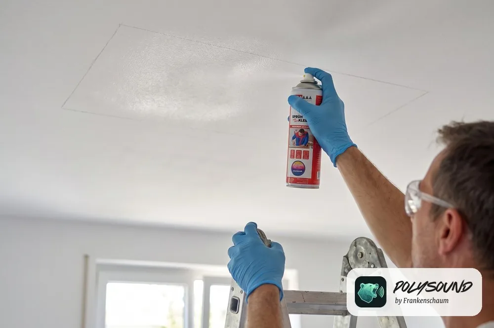 Markierte Fläche an der Decke mit Sprühkleber einsprühen