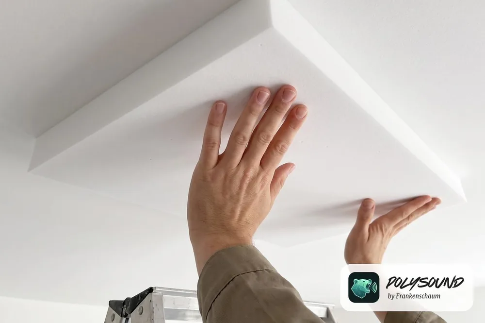 Deckensegel mit flachen Händen an die Decke drücken