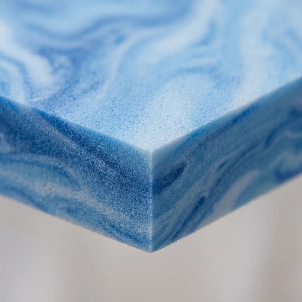 Offene Zellstruktur des blauen Gelschaums G 5018 in Nahaufnahme