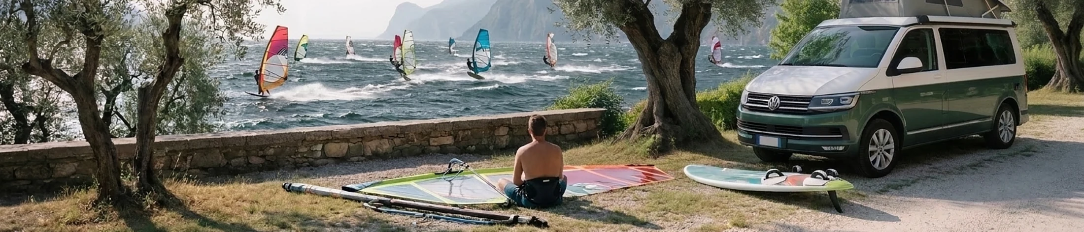 VW California am Gardasee, Windsurfer bei kraeftigem Wind auf dem See
