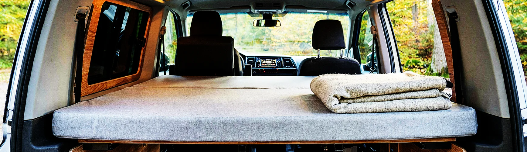 Verschiedene Camper-Fahrzeuge mit passenden Matratzen