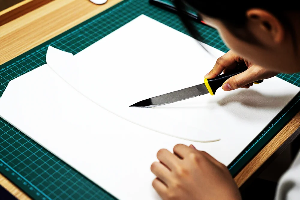 Weiche Props aus Schaumstoff schneiden