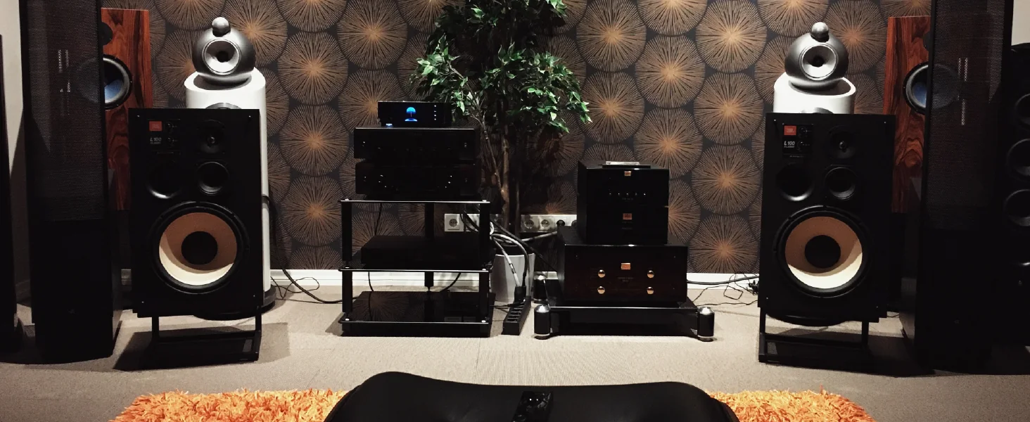 HiFi-Anlage mit Stand- und Regallautsprechern, Verstärker und Plattenspieler