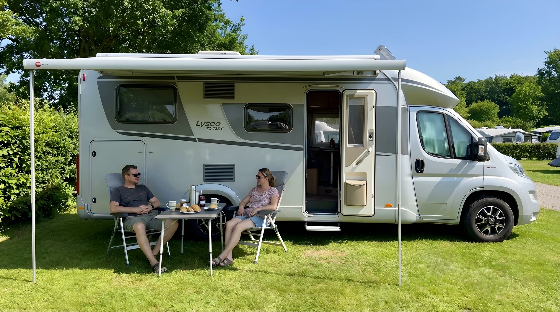 Reisemobil Bürstner Lyseo TD 728 G mit Zwischenpolster am Stellplatz